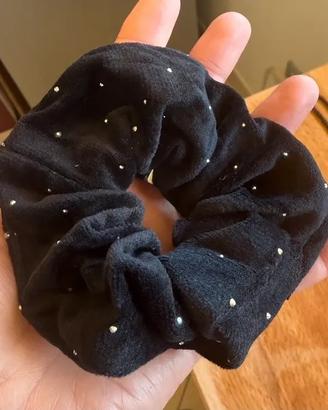 Scrunchie in Velluto Nero con Punti Luce