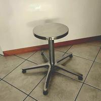 Sgabello inox regolabile in altezza con rotelle.