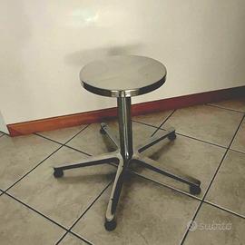 Sgabello inox regolabile in altezza con rotelle.