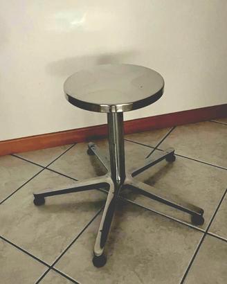 Sgabello inox regolabile in altezza con rotelle.