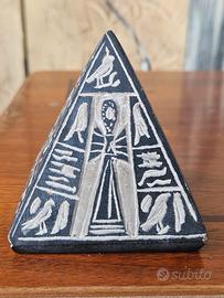 piramide egiziana in pietra