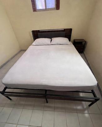 Letto in metallo con testiera contenitore 