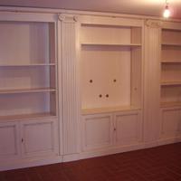 Grande libreria con capitelli intagliati