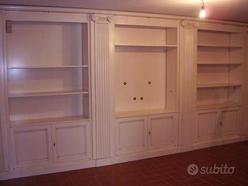 Grande libreria con capitelli intagliati