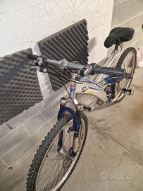 bicicletta 26"  ammortizzata e freno anteriore a