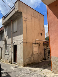 2 case singole confinanti su un lato