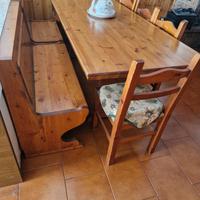 Tavolo, cassapanca e 4 sedie in legno