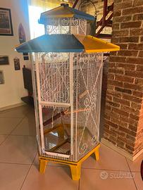 Gabbia per uccelli e ara.