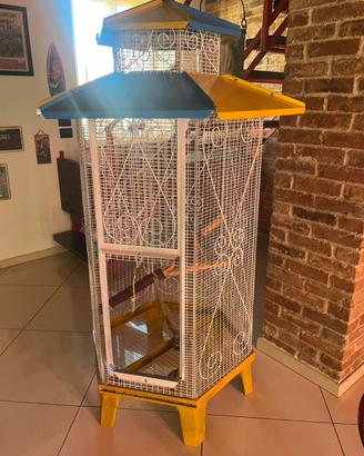 Gabbia per uccelli e ara.