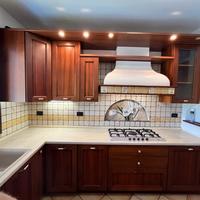 cucina angolare in legno con isola