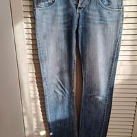 Jeans da donna in denim blu.  - Modello TRF