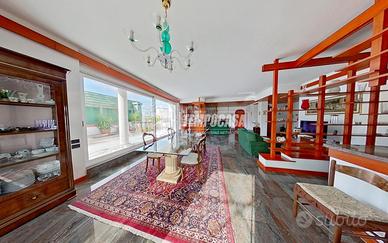 ATTICO TRE VANI CON TERRAZZO E BOX AUTO