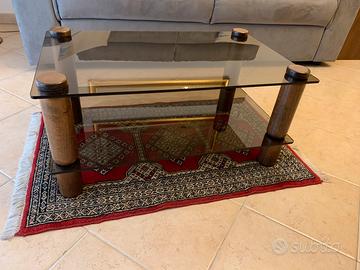 Tavolo da salotto e tappeto persiano
