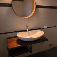 Mobile bagno in legno e lavabo in pietra naturale 