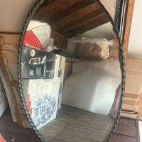 Specchio antico in ferro battuto.