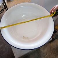 utensili degli anni '60 in latta smaltata