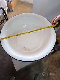 utensili degli anni '60 in latta smaltata