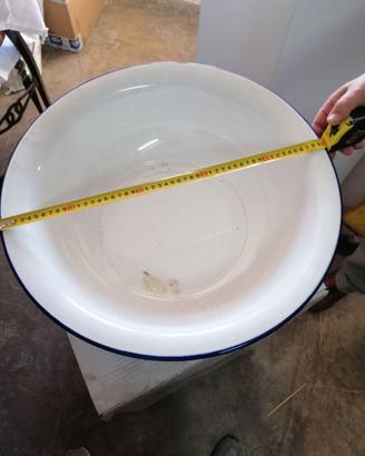 utensili degli anni '60 in latta smaltata