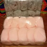 Gomitoli lana rosa e grigio chiaro 