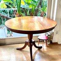 Tavolo tondo antico e tanti mobili eleganti