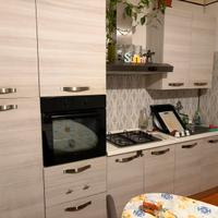 Cucina lineare con forno e fornelli