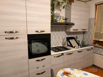 Cucina lineare con forno e fornelli