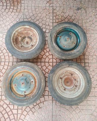 Cerchi in ferro con pneumatici per auto d'epoca