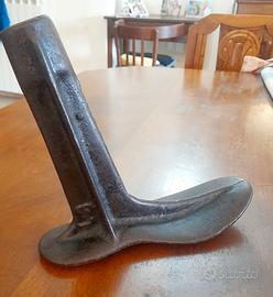 Antica forma in ferro da calzolaio