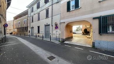 NEGOZIO A GORLA MINORE