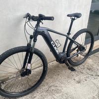 bicicletta e-bike Cube