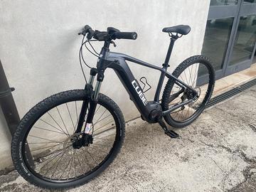 bicicletta e-bike Cube