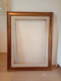 Cornice in legno laccata d'oro con passepartout 