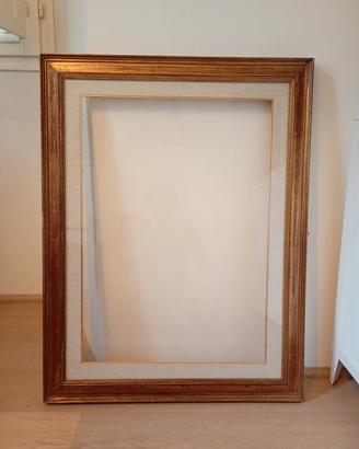 Cornice in legno laccata d'oro con passepartout 