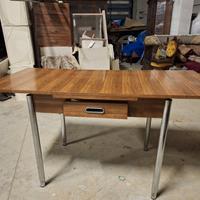 Tavolo in legno allungabile con 4 sedie 