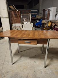 Tavolo in legno allungabile con 4 sedie 