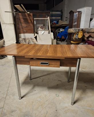Tavolo in legno allungabile con 4 sedie 