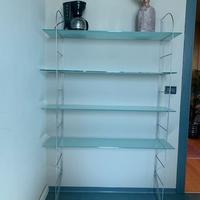 Bella scaffalatura di vetro