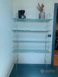 Bella scaffalatura di vetro