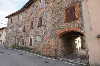 Rustico / Casale di 269 m² con più di 5 locali a M