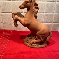 Cavallo rampante in terracotta