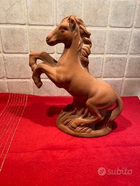 Cavallo rampante in terracotta