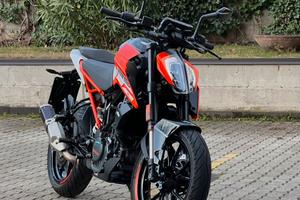 Ktm Duke 125 con 4700 km