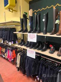 Magazzino articoli equitazione in blocco