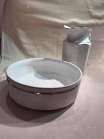 Catino e una brocca in porcellana