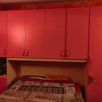 Armadio rosa in compensato