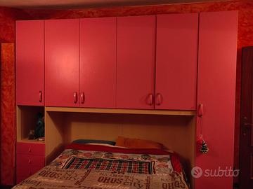 Armadio rosa in compensato