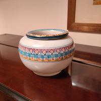 Portavaso con vaso in ceramica di Vietri. 