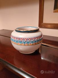 Portavaso con vaso in ceramica di Vietri. 