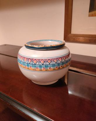 Portavaso con vaso in ceramica di Vietri. 
