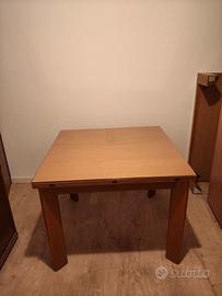 Tavolo  di legno ampiabile  e quattro sedie.